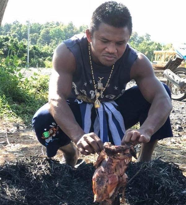 拳王播求为何会住在农村?吃饭没有地沟油,大米都是自己种的