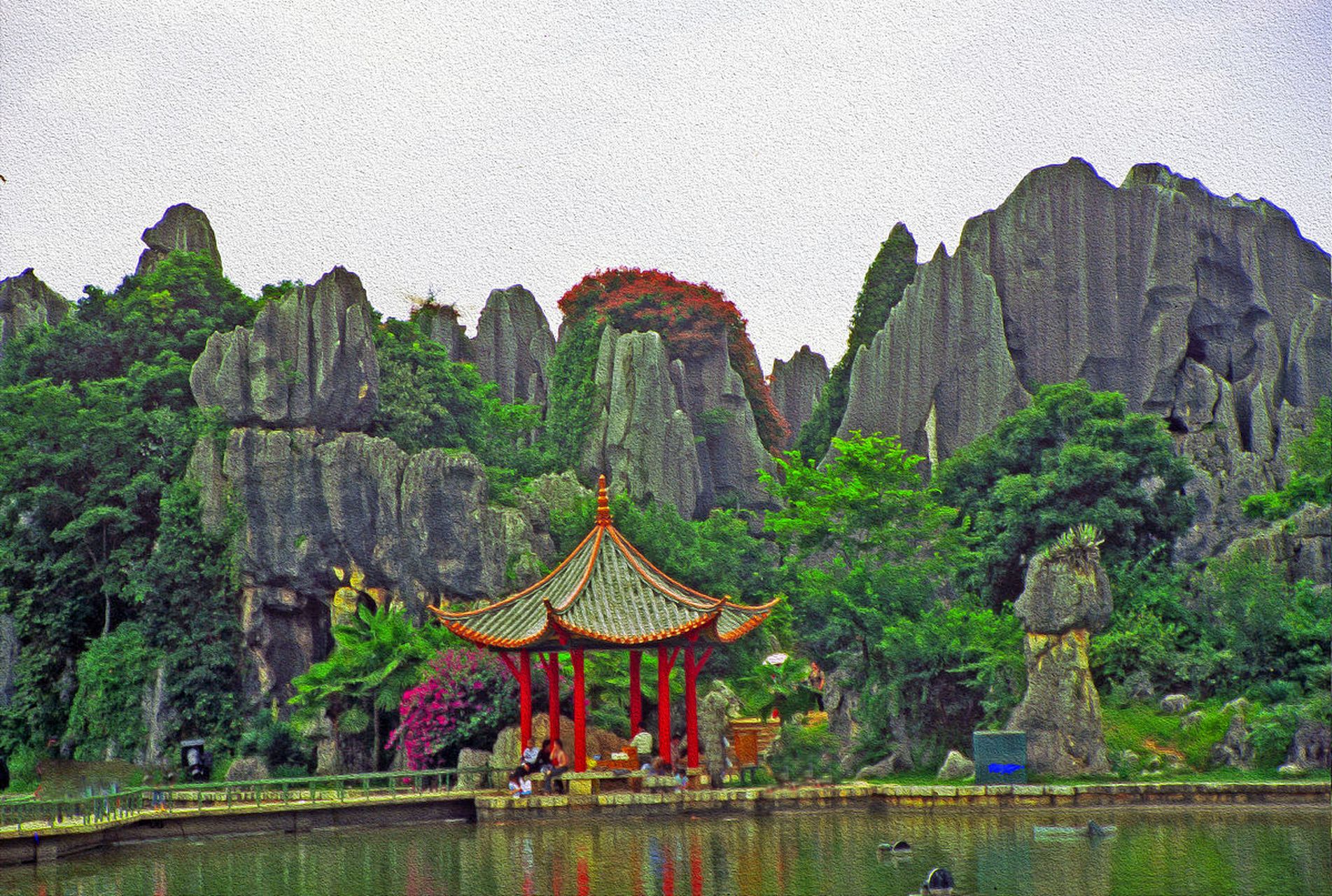 七星岩风景区,位于广东肇庆,以其岩峰,溶洞,湖泊,碑刻,寺观为主体景观