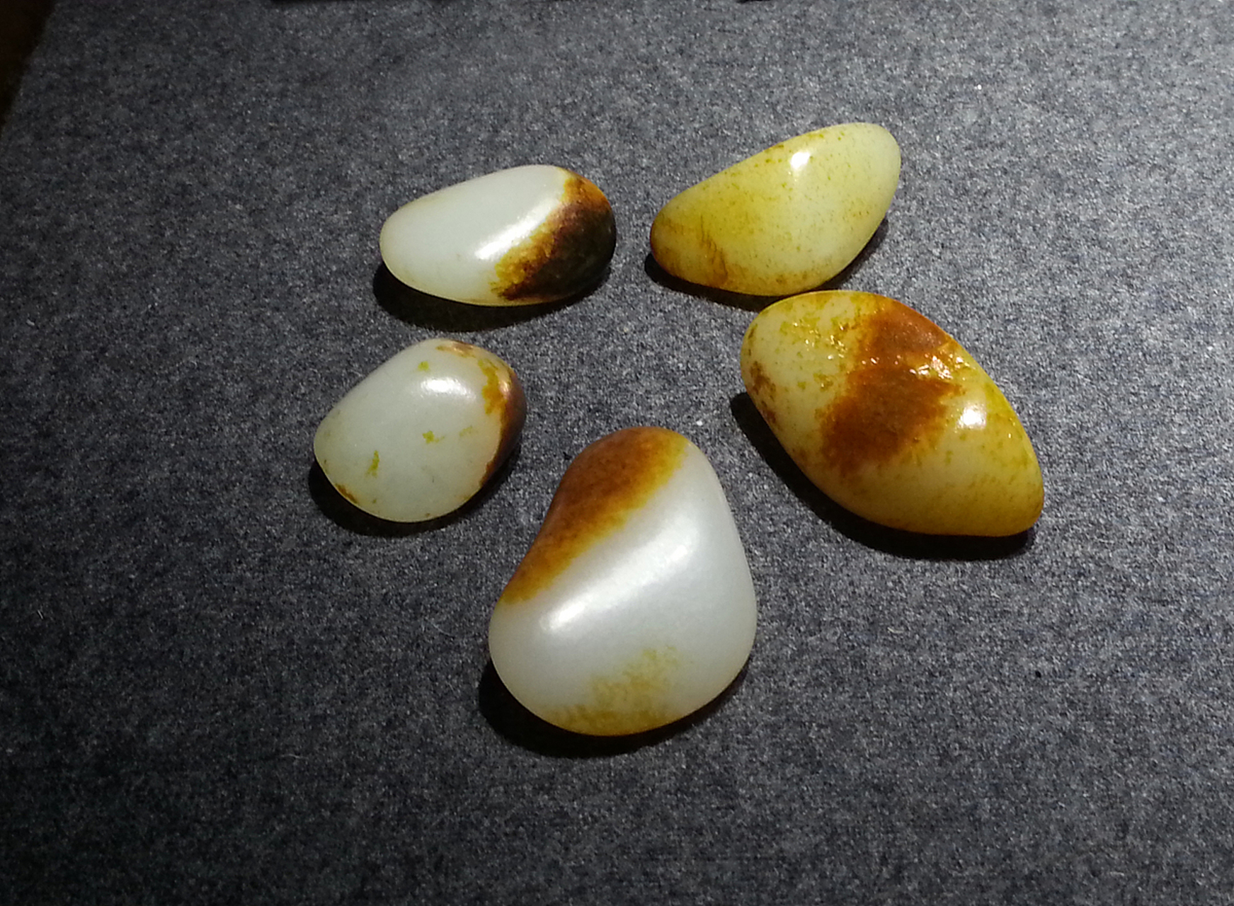 和田玉洒金皮是一种特殊的玉石表面现象.