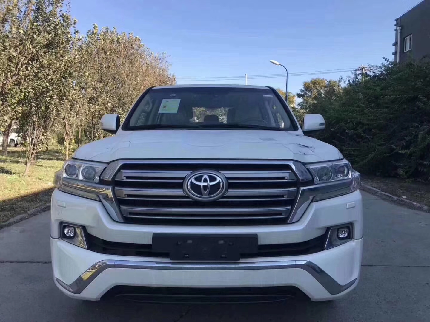 白色酷路泽也可帅,不知道你动心了吗!