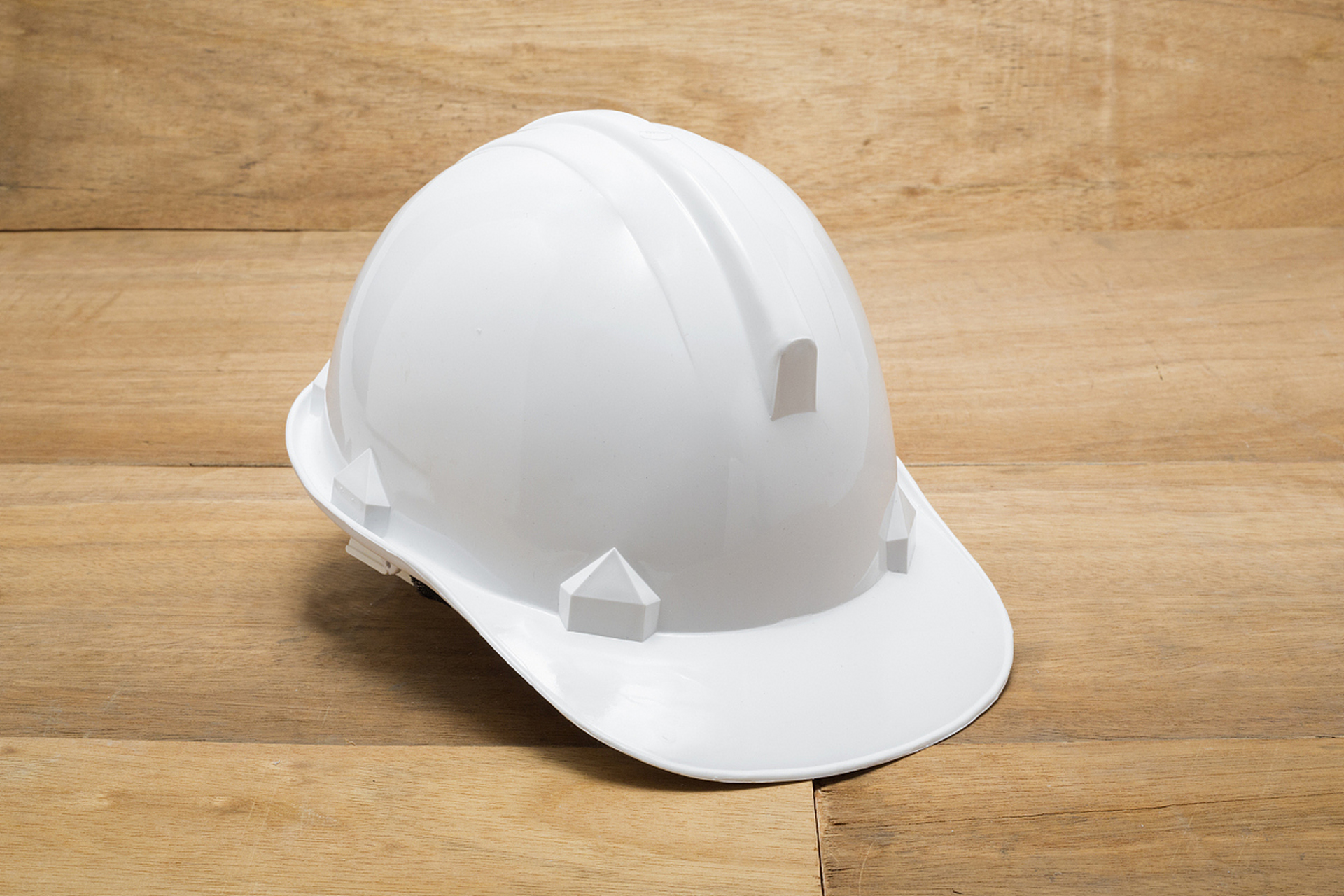 白色帽子在工地上代表建筑行业中的专业管理人员,如项目经理,施工员等