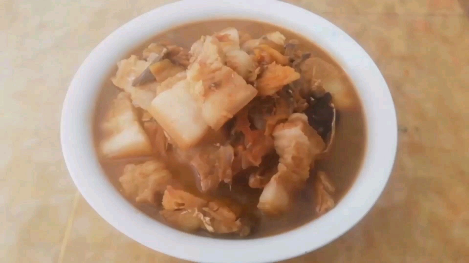 绍兴人年夜饭必不可少的一道传统菜肴“鲞冻肉” 冻冻吃更美味哦!