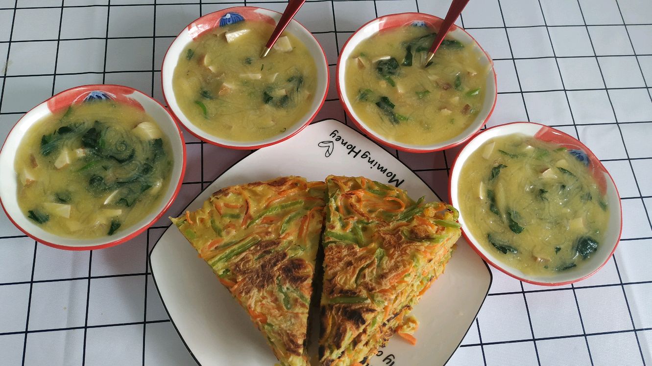 玉米面做咸粥,胡萝卜丝做饼,这样早餐搭配营养丰富,美味可口