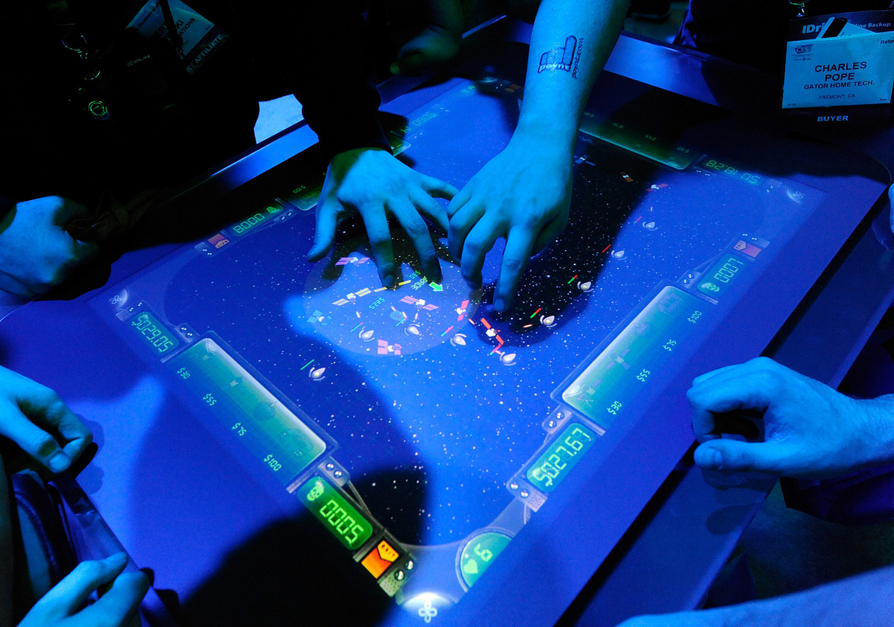 桌面互动投影,触摸桌面互动的第二种形式便是桌面互动投影,它是通过