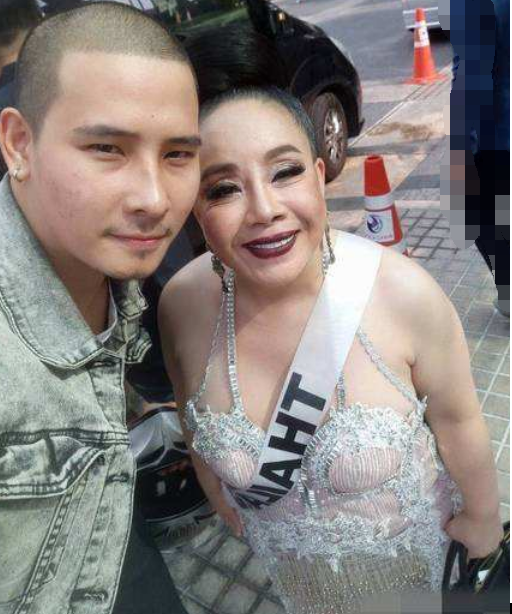 而且莉娜对于这位"乡村音乐师"应该是很喜欢的,因为有人说这位的坏话