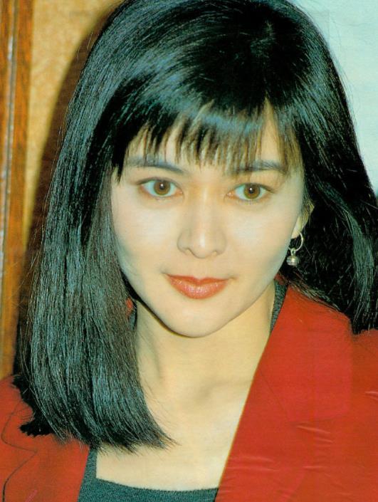 关之琳,1962年9月24日出生于香港,祖籍辽宁沈阳.