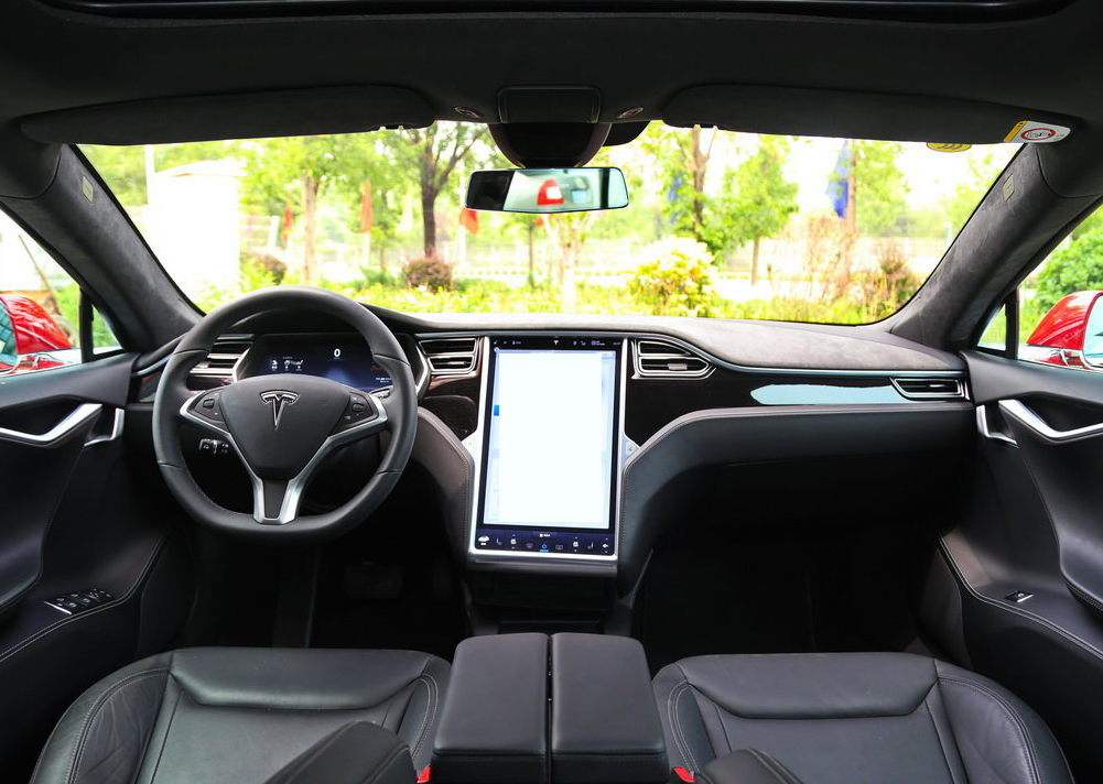 models车身掀背式,车尾设计短小精悍,内饰搭载17寸显示屏