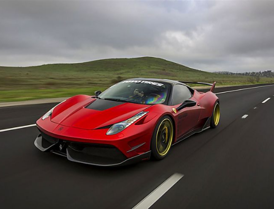 法拉利拉力车对称感强烈的设计风格让人感受赛车的激情,强劲的发动机