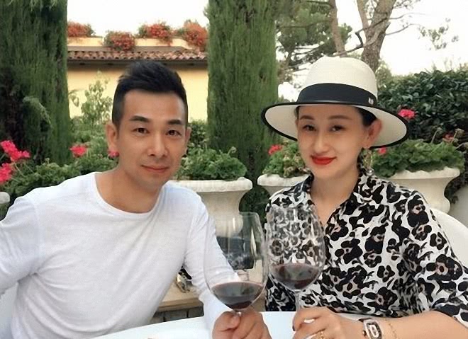 47岁赵文卓近照,小8岁老婆是我们熟悉的她,气质让人羡慕