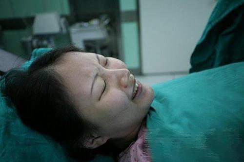 实拍宝妈顺产侧切后第一次下床照,一看画面,网友忍不住泪目