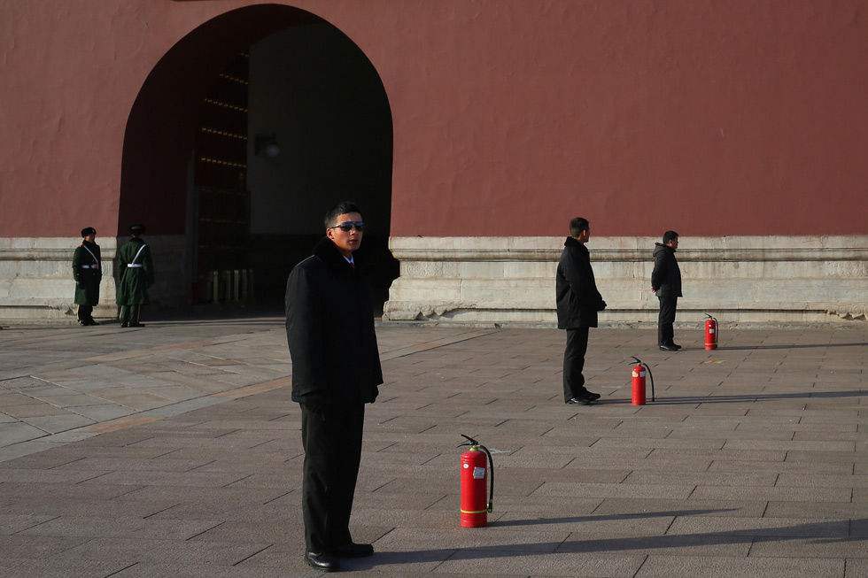 天安门前:便衣军人背上背的"又长又黑"的东西,是什么武器?