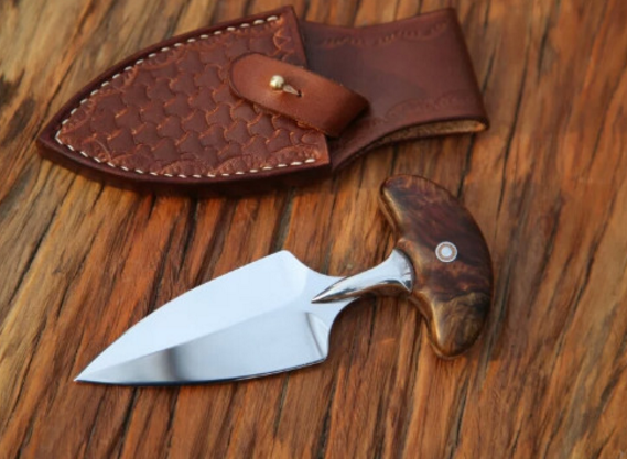 蛇形剑,全长只有半米左右,握把很短,末端位置雕刻了一个蛇头,剑身弯弯