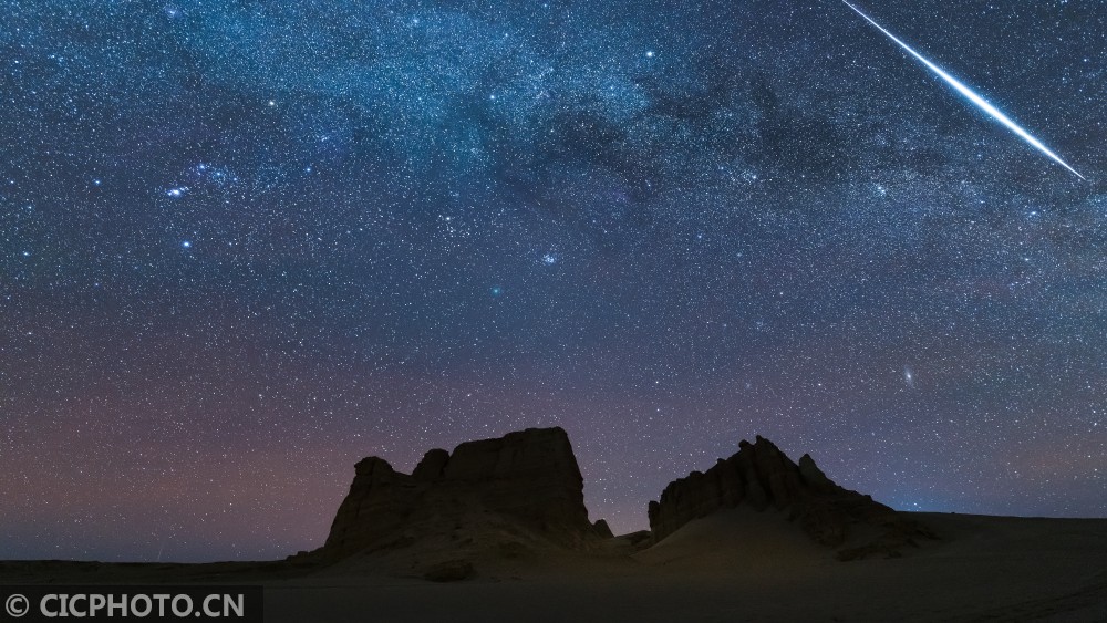 在青海雅丹魔鬼城,一颗火流星划过天边.cicphoto/安久 摄