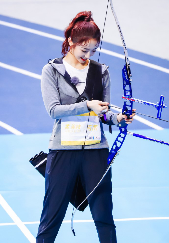 射箭姿势的孟美岐酷帅,放下箭的她又是无敌软萌的小仙女!