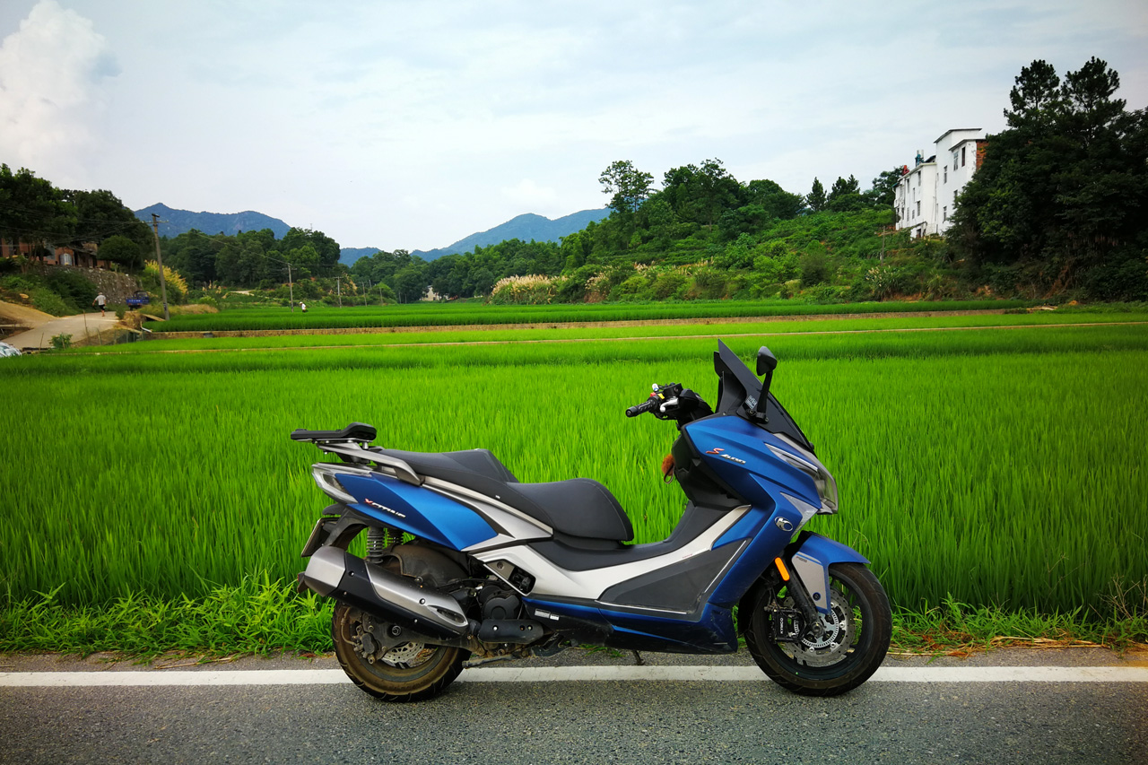 常州光阳中型踏板摩托车赛艇s400平稳舒适,最适用于长途摩旅