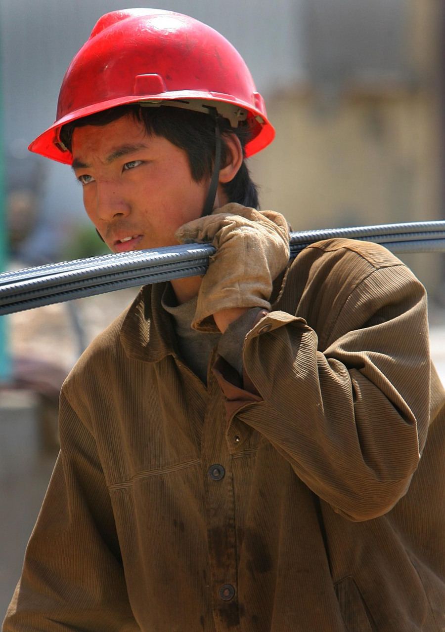 张强辍学打工,凭借坚韧和商业头脑积累财富,但受限于教育;李明大学