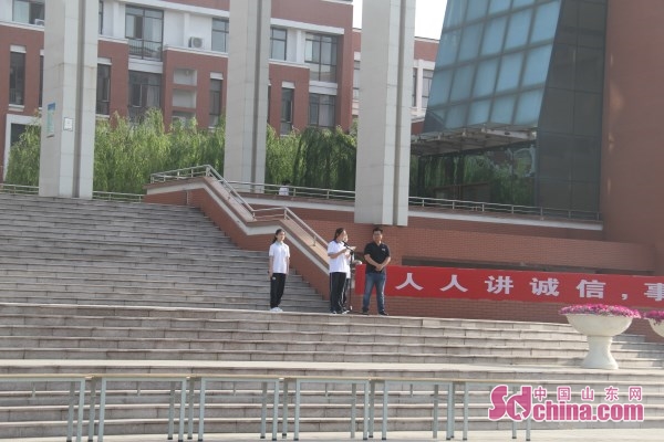 垦利一中举行"信用宣传月" 启动主题升旗活动