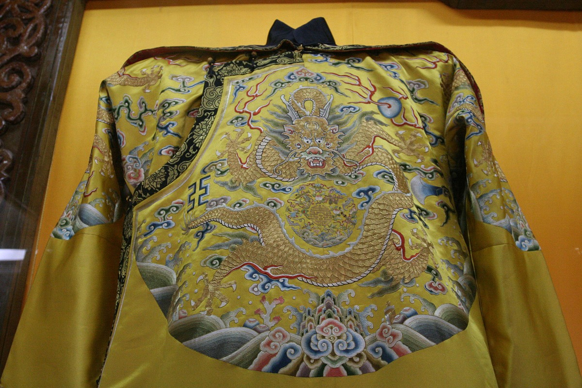 英国鉴宝节目现中国龙袍 大家好,最近一件中国龙袍引起了全球的关注!