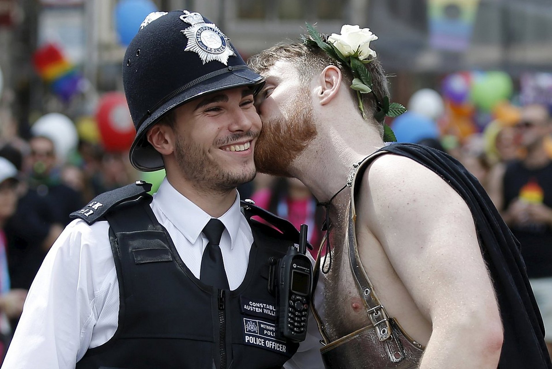 我的老板是个基佬,老板娘应该不知道老板的事,温文尔雅的一个人,孩子