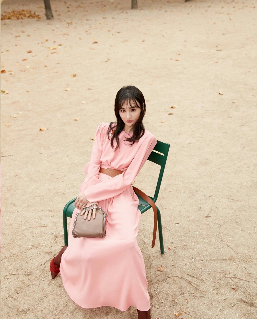 郑爽在巴黎时装周的百变look,你心动了哪款?