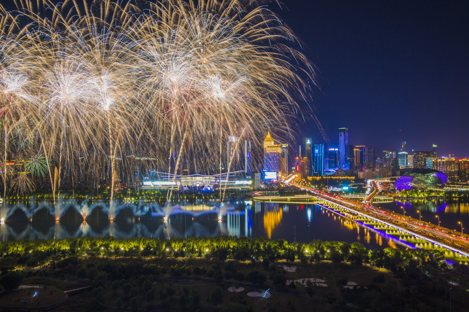 中秋之夜沈阳上演"人月团圆"音乐烟花表演