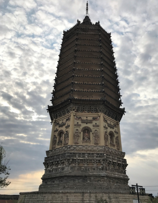 锦州北镇的崇兴寺双塔,历经千年风雨仍保持完好,堪称中华一绝