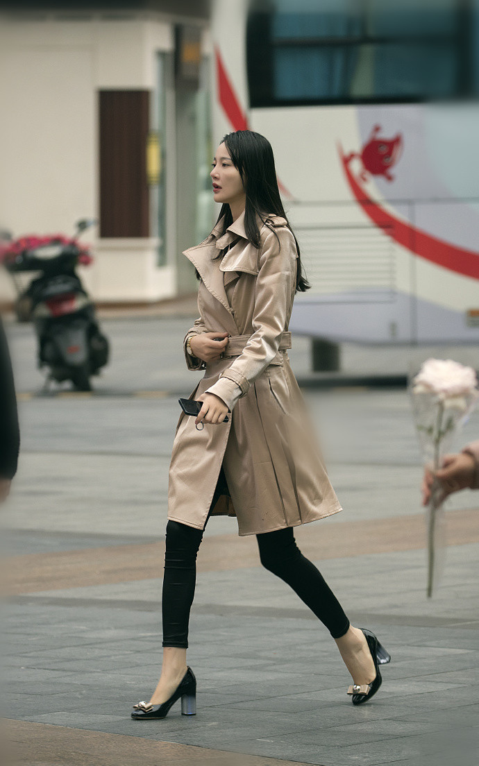 美女街拍:气质女人的冬日穿搭,穿出时尚彰显品位