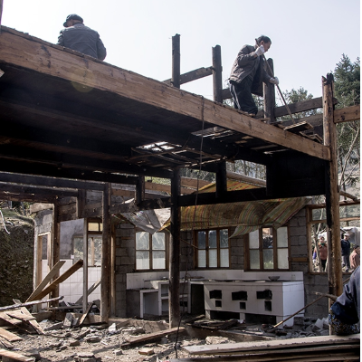 真可惜,为了修栋小砖房,一咬牙就拆掉了传统舒适的老木屋