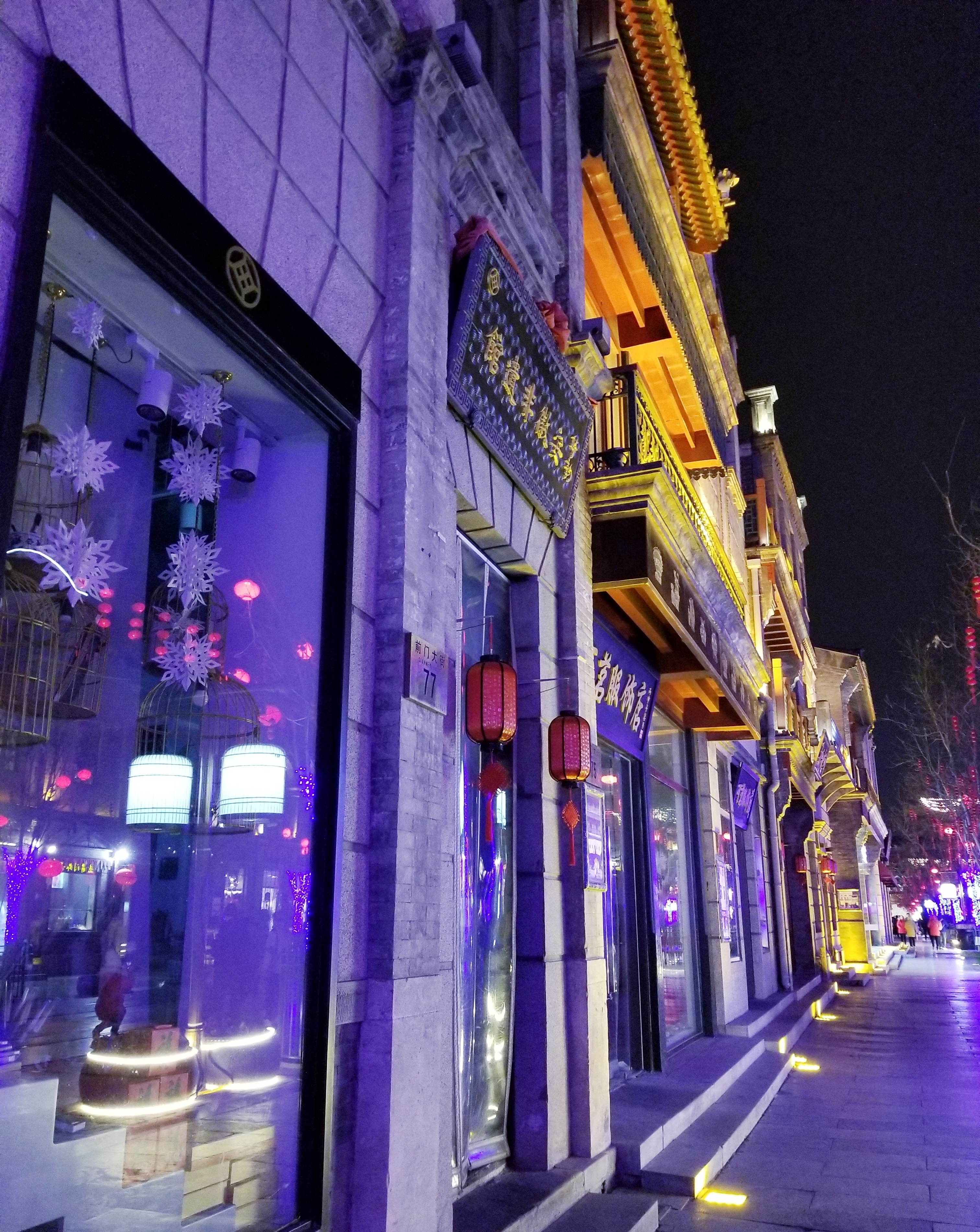 2019年春节假期的北京前门大街地区:灯火璀璨,繁华不亚于平时