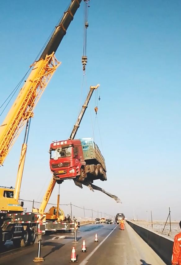 两台吊车跨过电线救援侧翻的半挂!这波操作有技术啊!