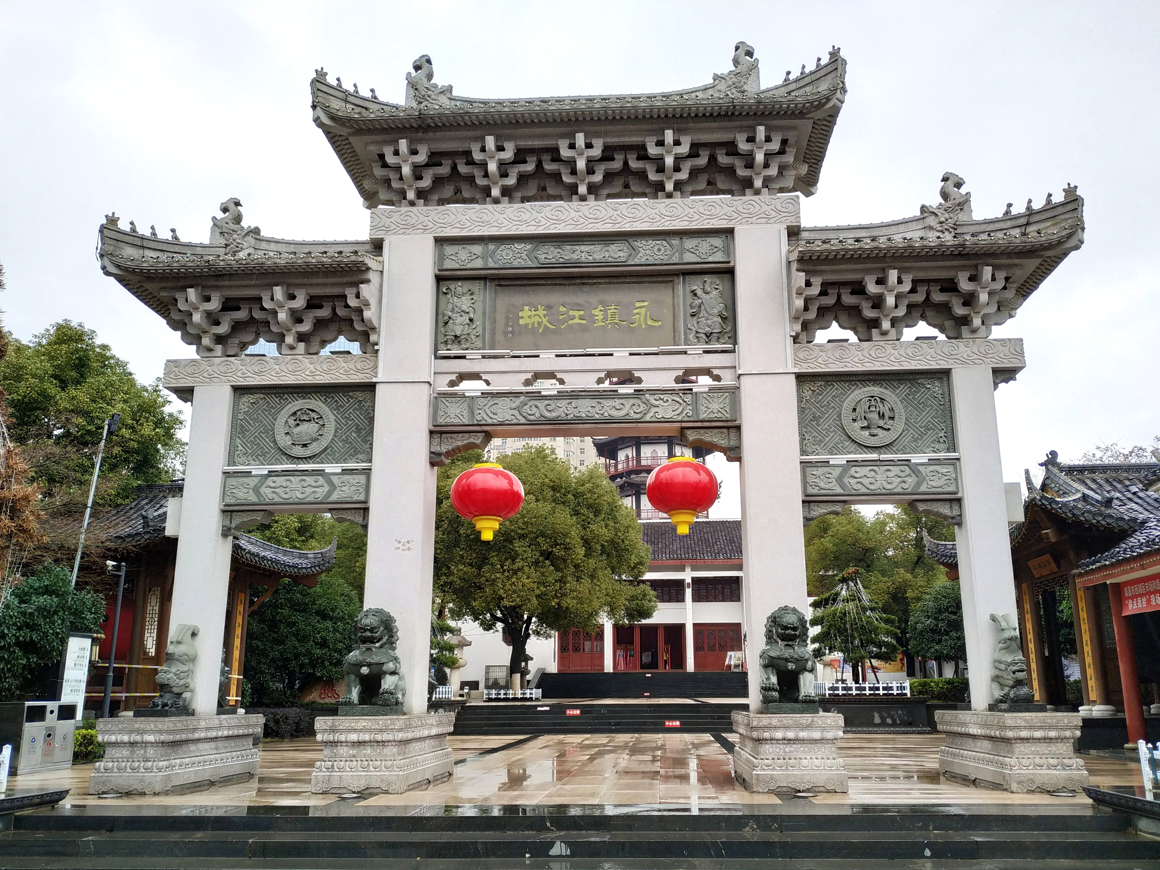 城"四字,绳金塔向来有"水火既济,坐镇江城"之说,是南昌人的镇城之宝