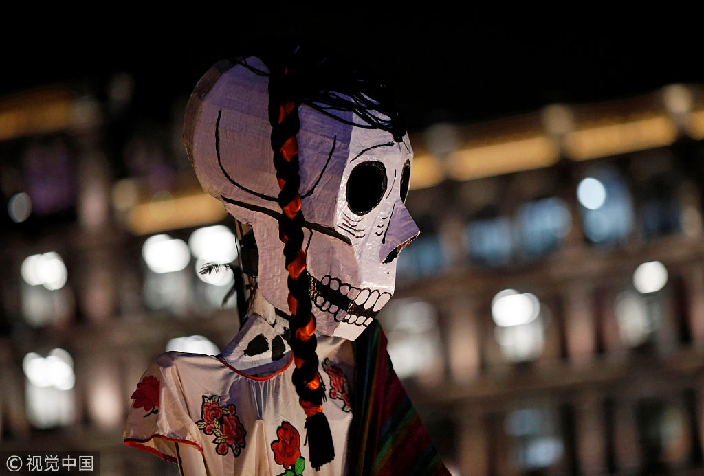 墨西哥民众庆祝"亡灵节" 扮骷髅夜行太吓人