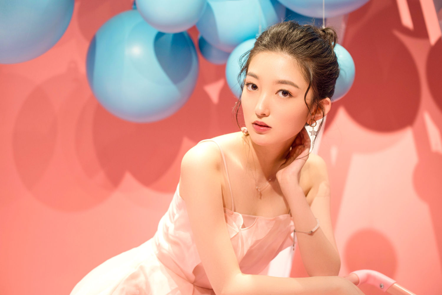 [消息]张晗粉红甜美系大片曝光 活力初夏元气满满