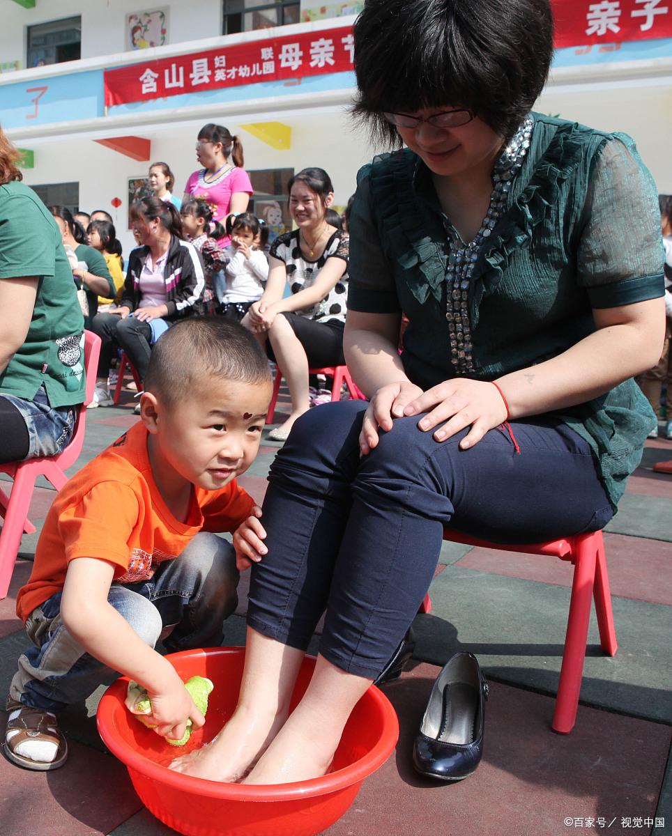 幼儿园350多名孩子为妈妈洗脚 在幼儿园阶段,孩子们是否应该就被要求