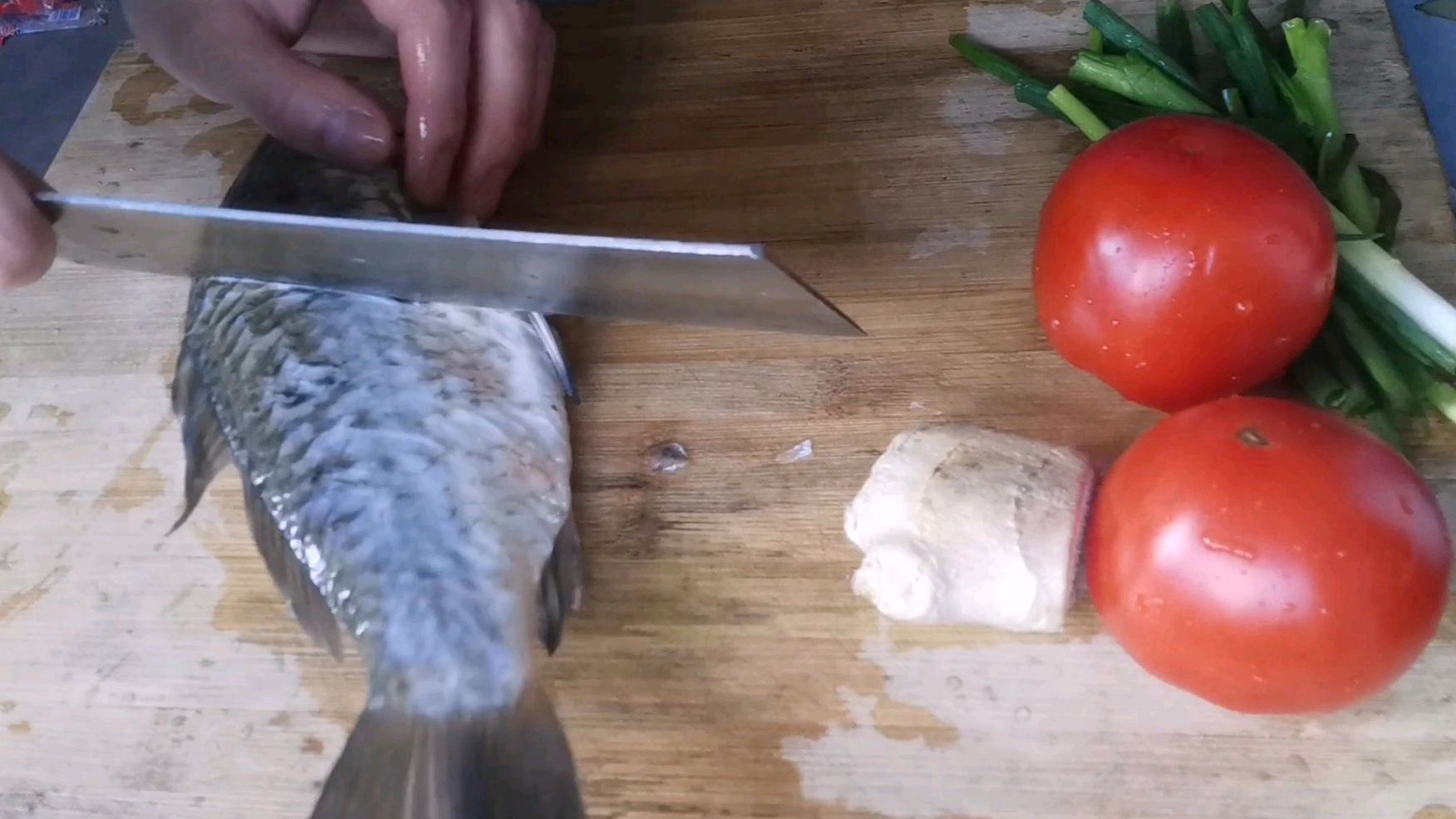 大厨教你做,创新番茄鲫鱼,汤汁奶白浓厚,小孩老人都爱喝