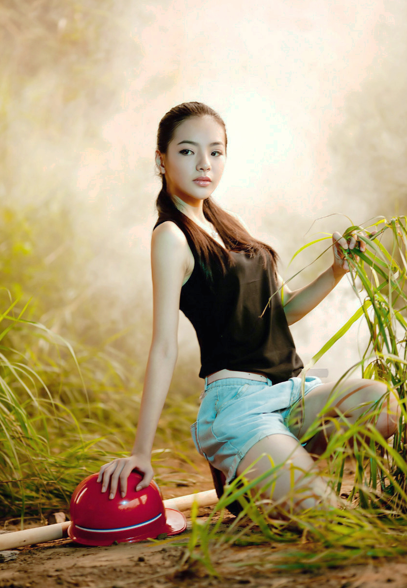 光影下一个唯美可爱的秀丽小女子