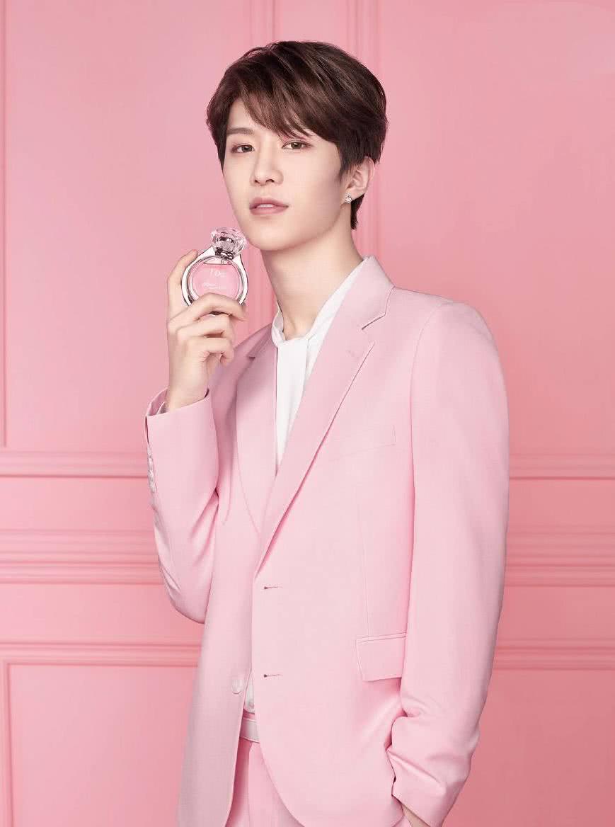 第九个就是范丞丞了,一身粉红也是很帅气呢