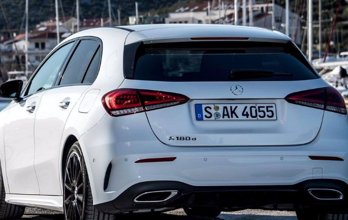 梅赛德斯 - 奔驰e220d的体验测评,内部宽敞,设计更为精致