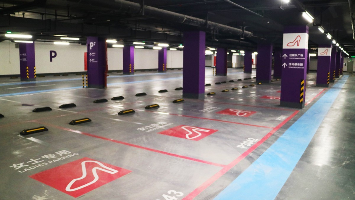 "女士专属车位"引热议!车友:这车位怕是都能停挖掘机了吧?