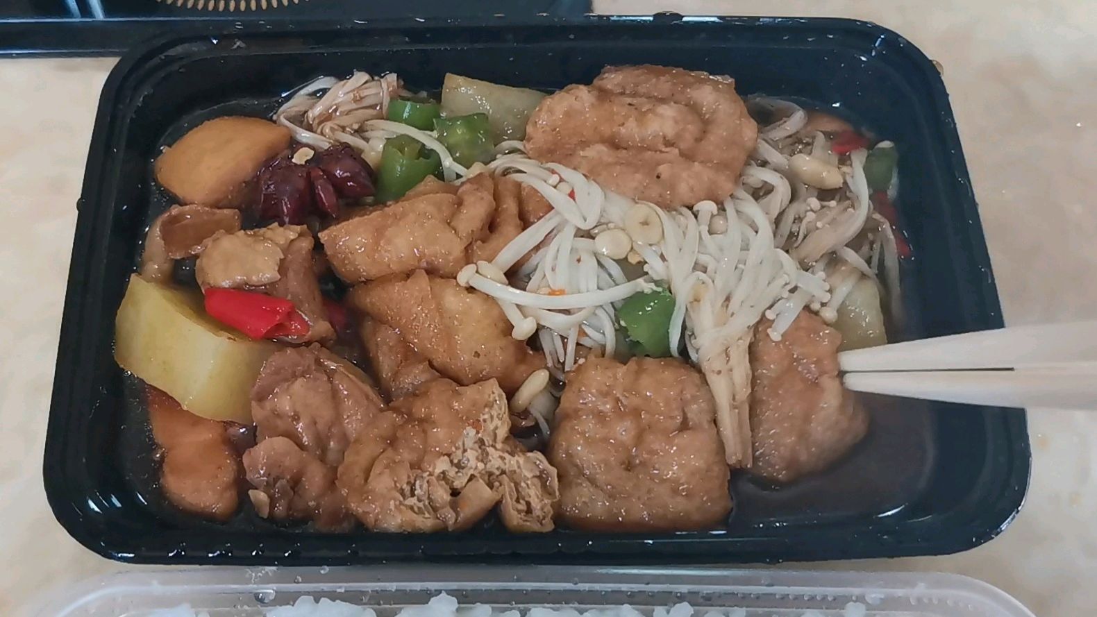 在抚州的第1顿午饭,油豆腐黄焖鸡米饭,狼吞虎咽真解馋