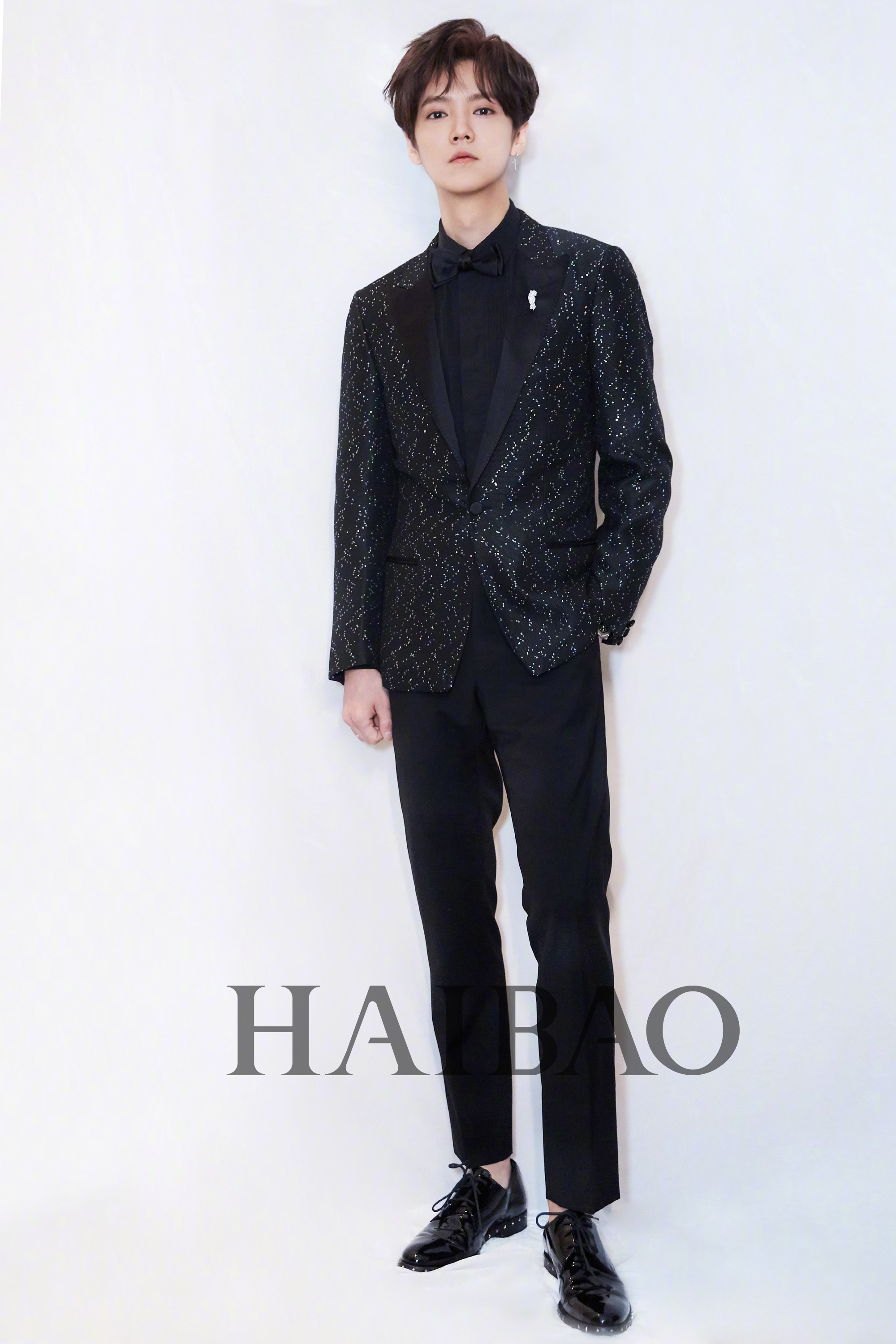 鹿晗身着浪凡 (lanvin) 2019早春度假男士系列西装礼服现身2019爱奇艺