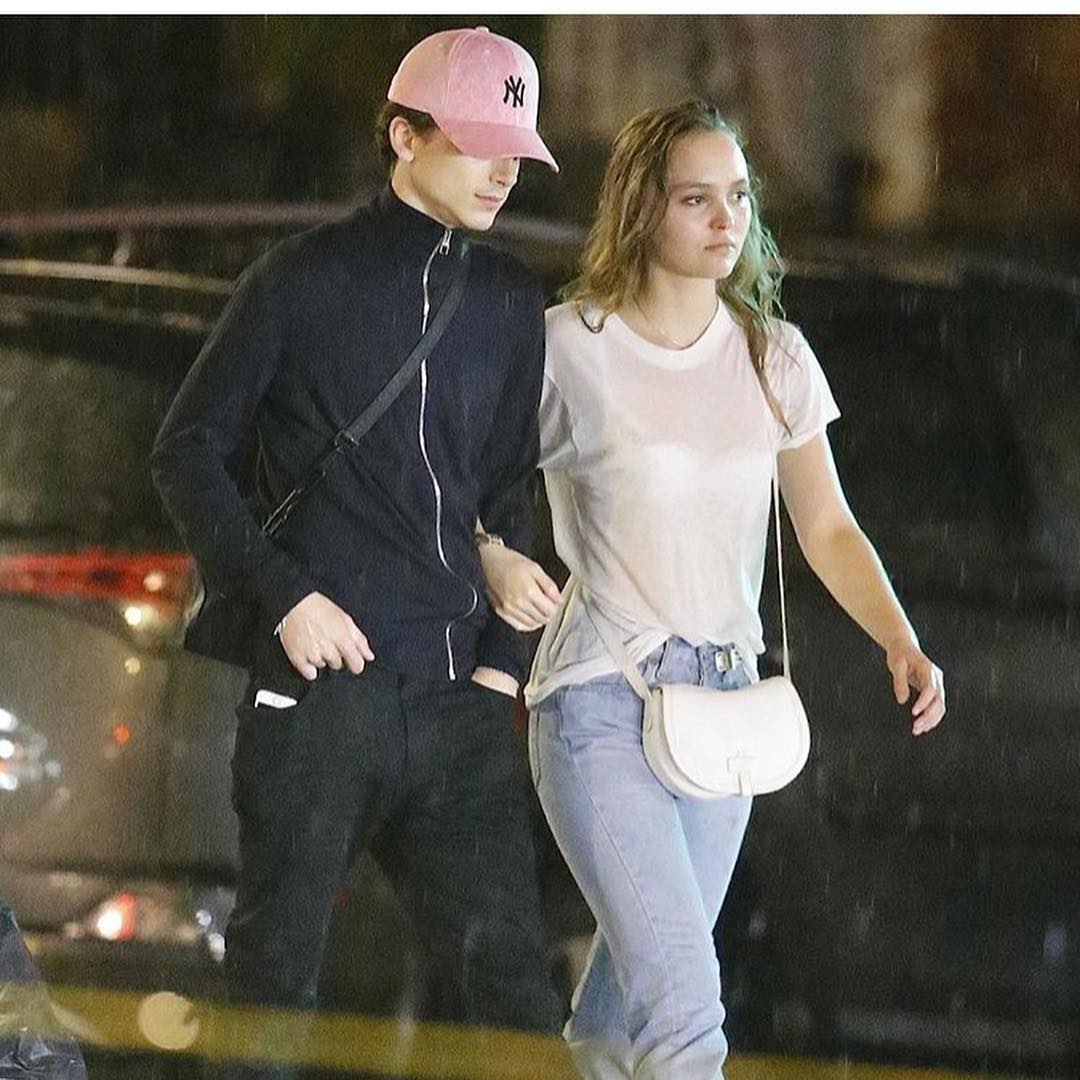 恋爱实锤!"甜茶"和约翰尼·德普女儿细雨中拥吻