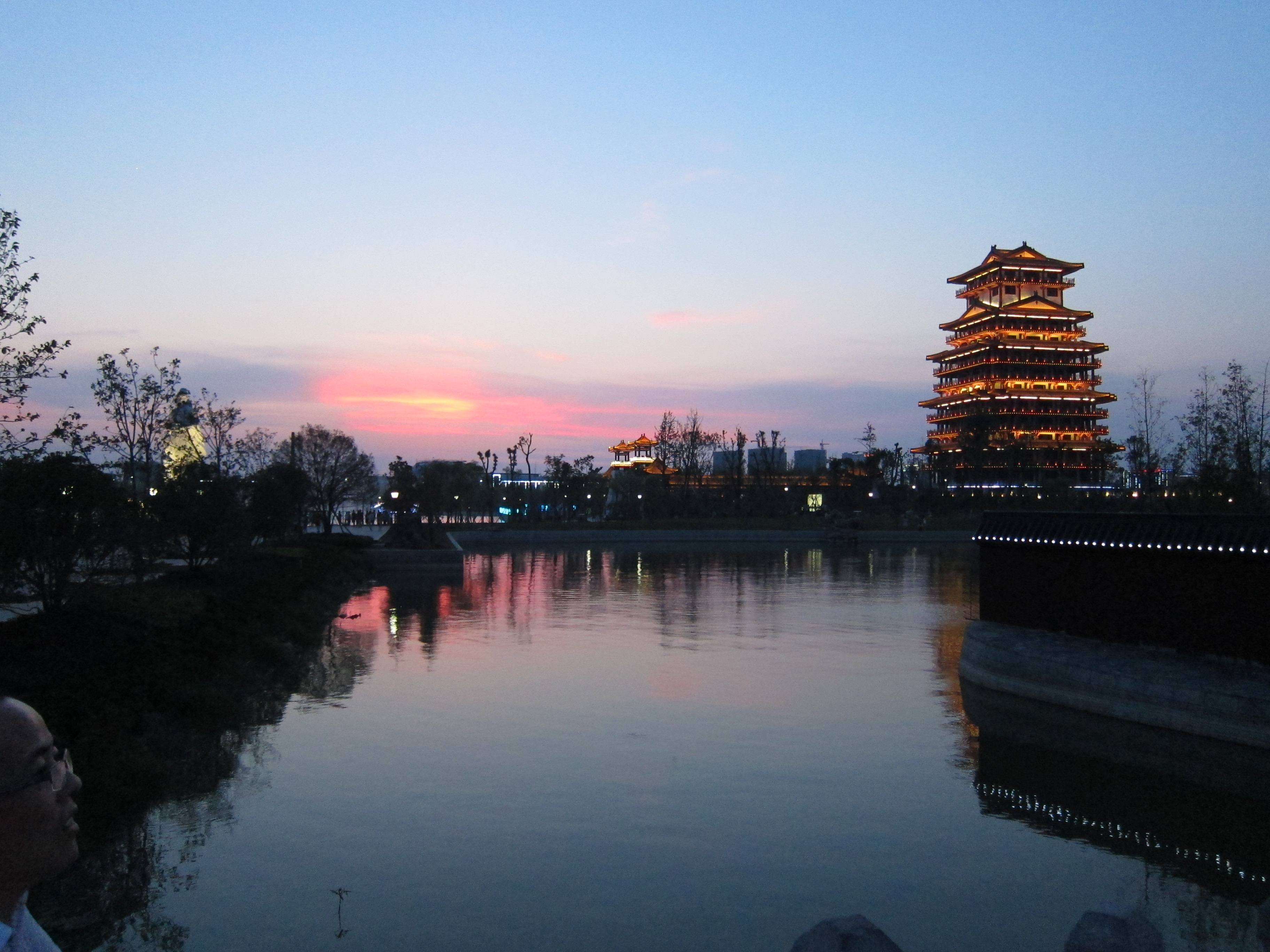 吊车支腿先支两前腿还是后腿