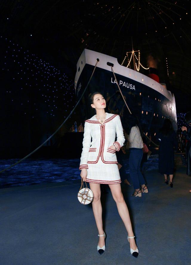 "筷子腿"不吃香了!今年"小鸟腿"才是最美的腿型,美得不真实