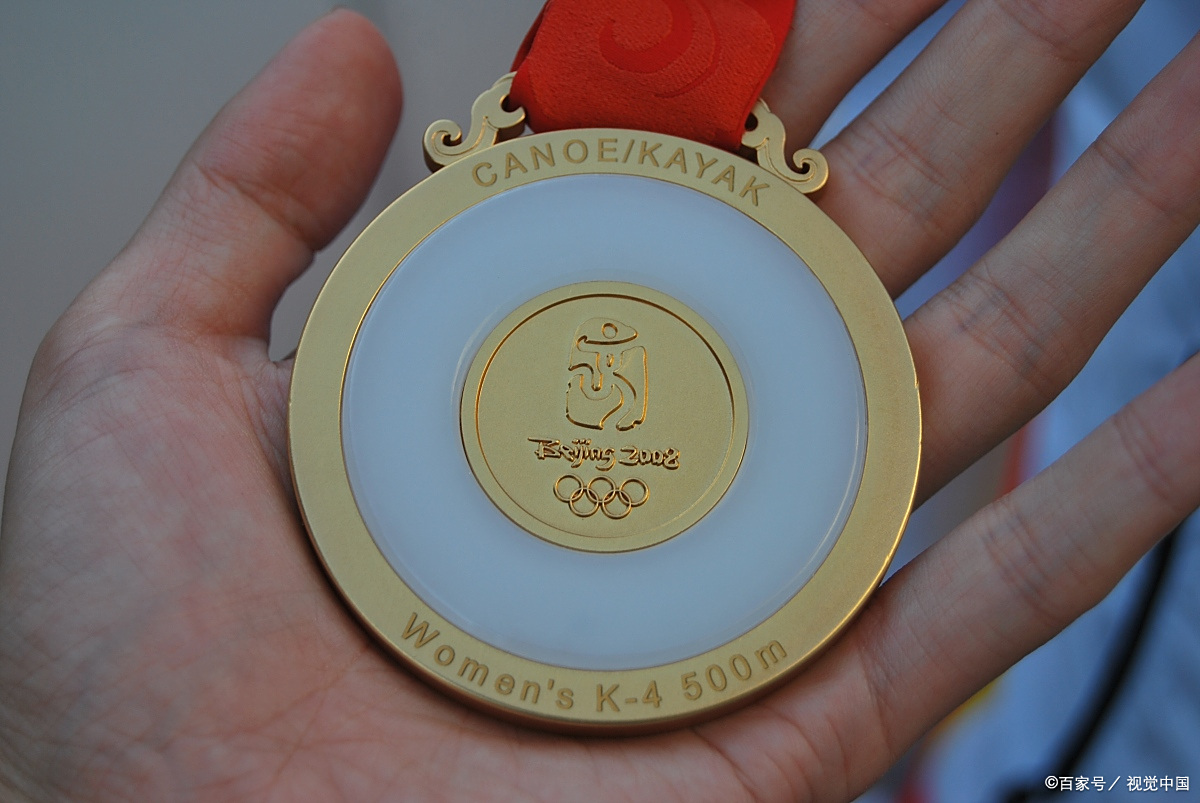 汶川地震后,大量群众主动捐款,献血,北京开奥运会的时候,人们也是打