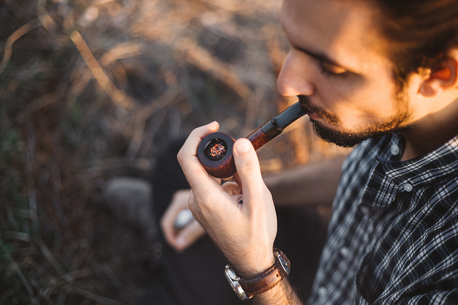 男子吸食有毒电子烟后行为怪异 一名男子在吸食有毒电子烟后,行为变得