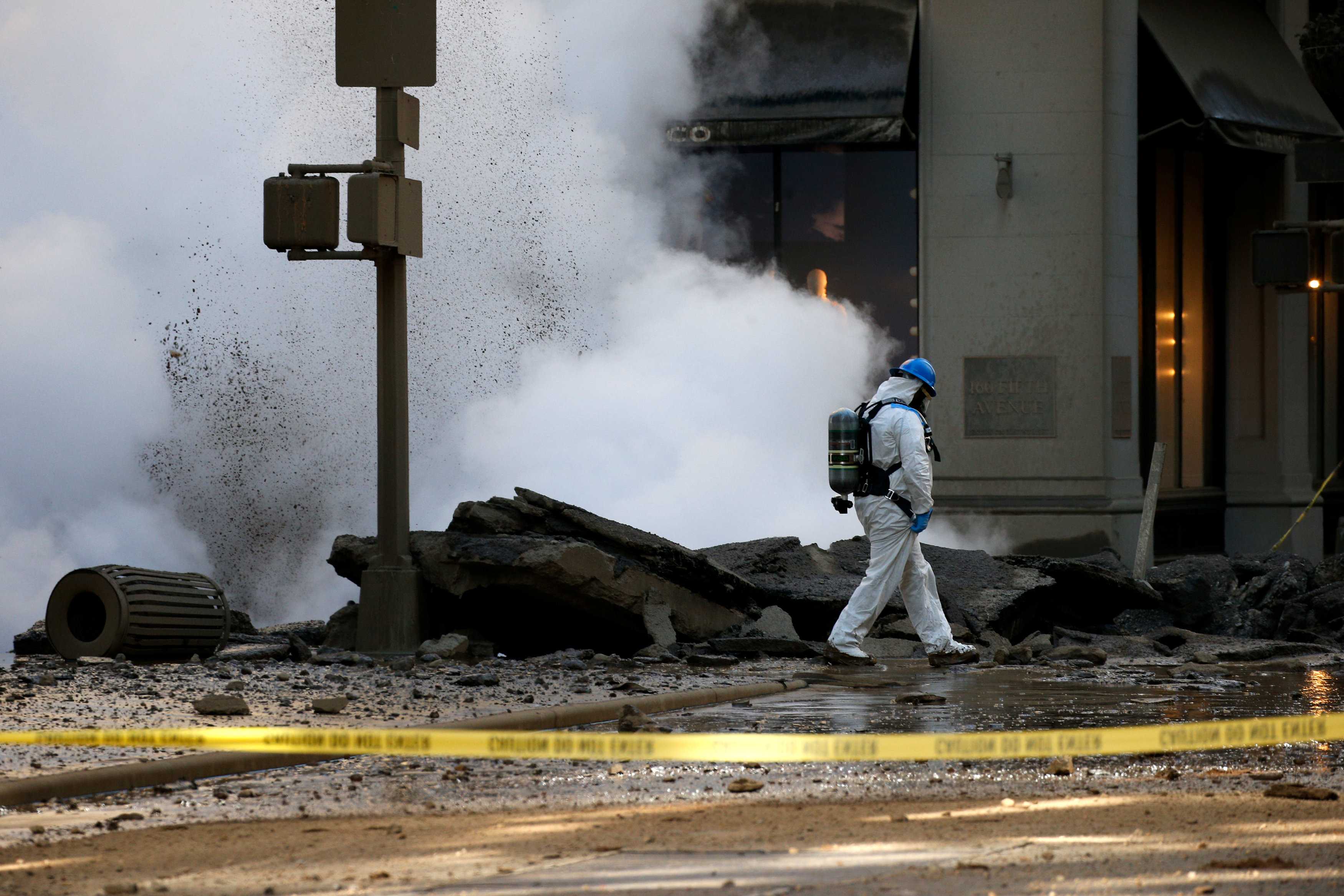 纽约曼哈顿发生蒸汽管道爆炸(1)