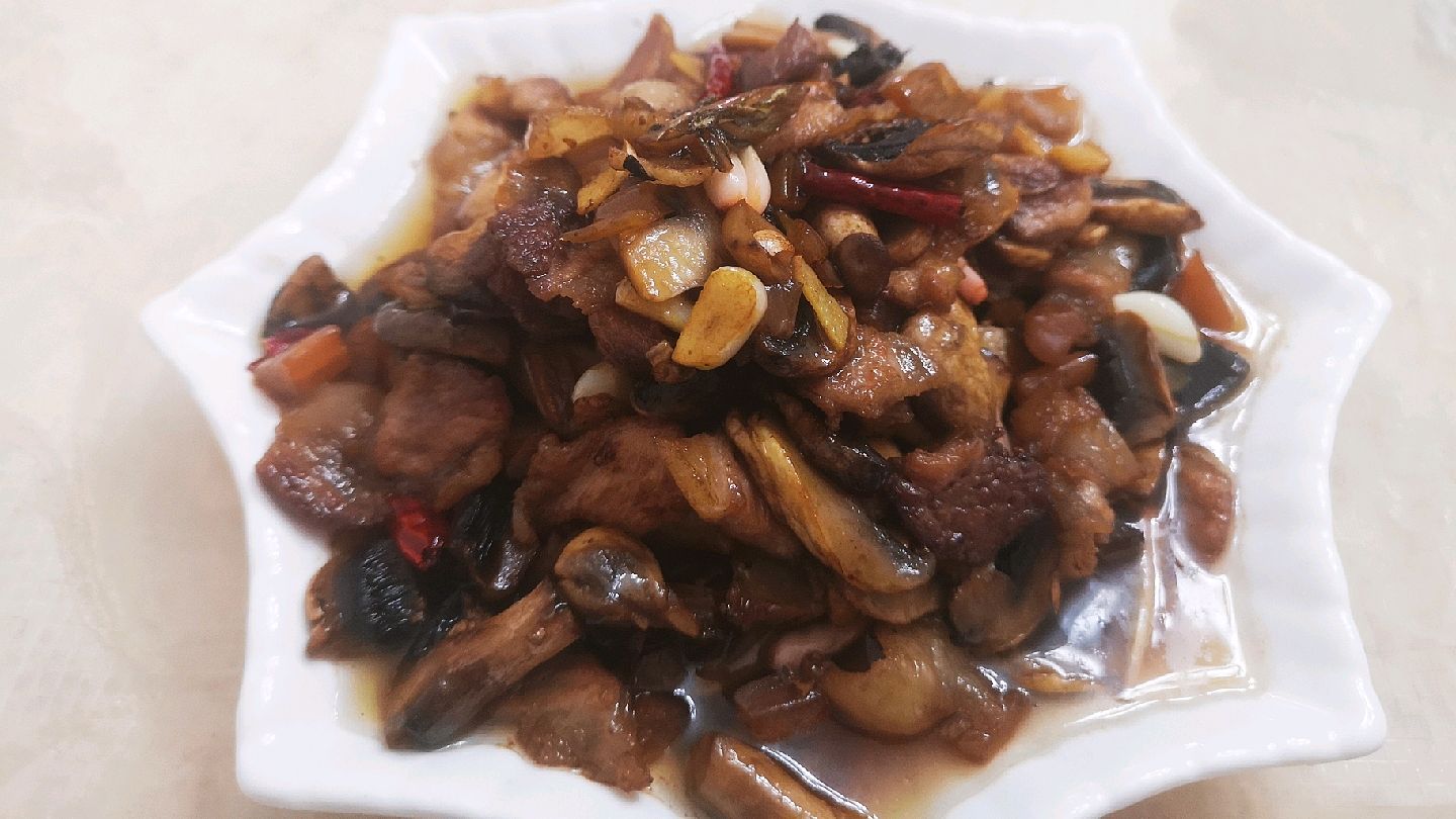 白蘑菇不要炖小鸡了,买半斤猪肉炒一起,鲜香爽口,吃了还想吃