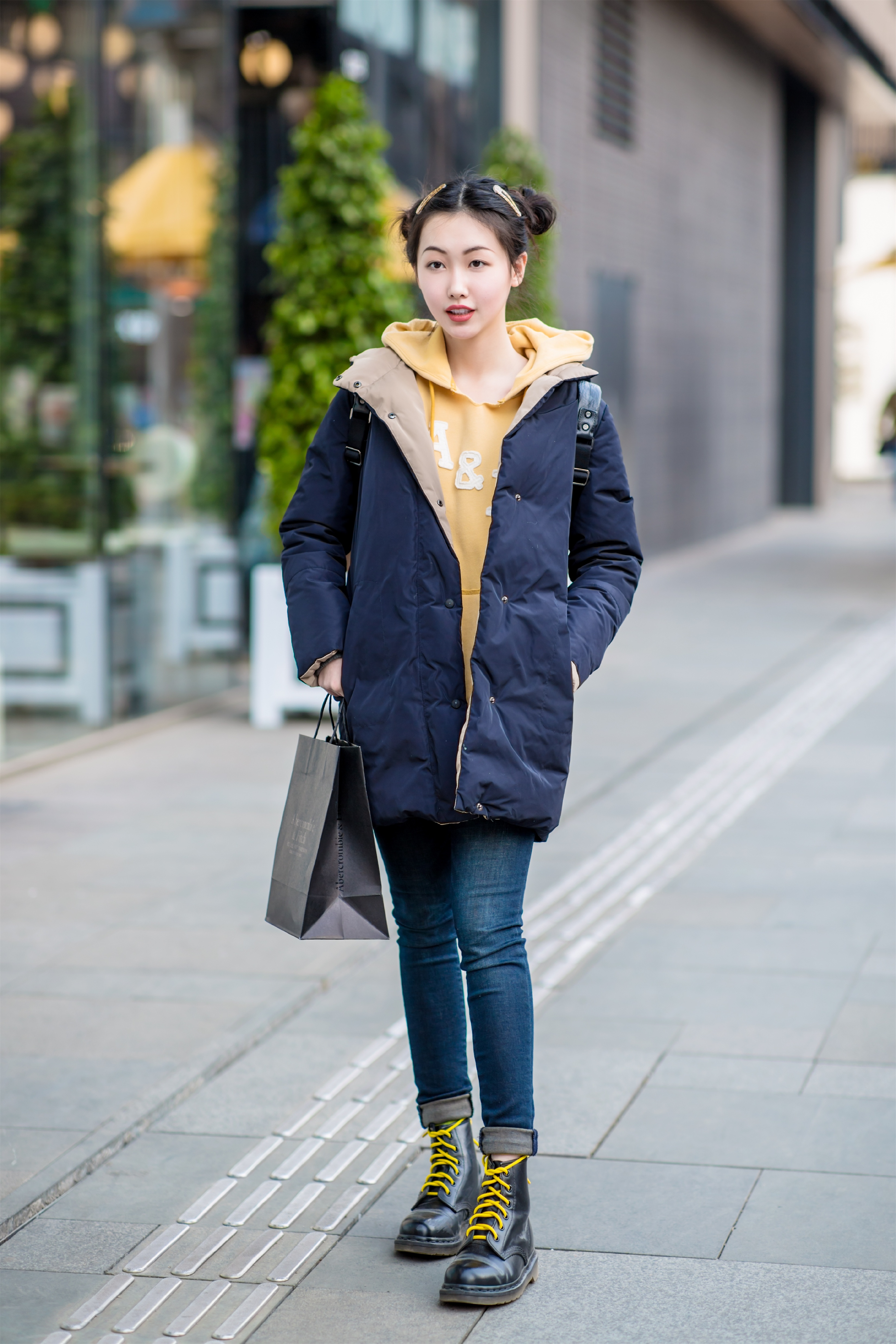 街拍:穿着黑色运动服套装的美女,健身的姑娘即好看又显身材