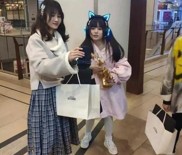 火线妹人气飙升直赶小团团,却因一张全身照,女神形象幻灭